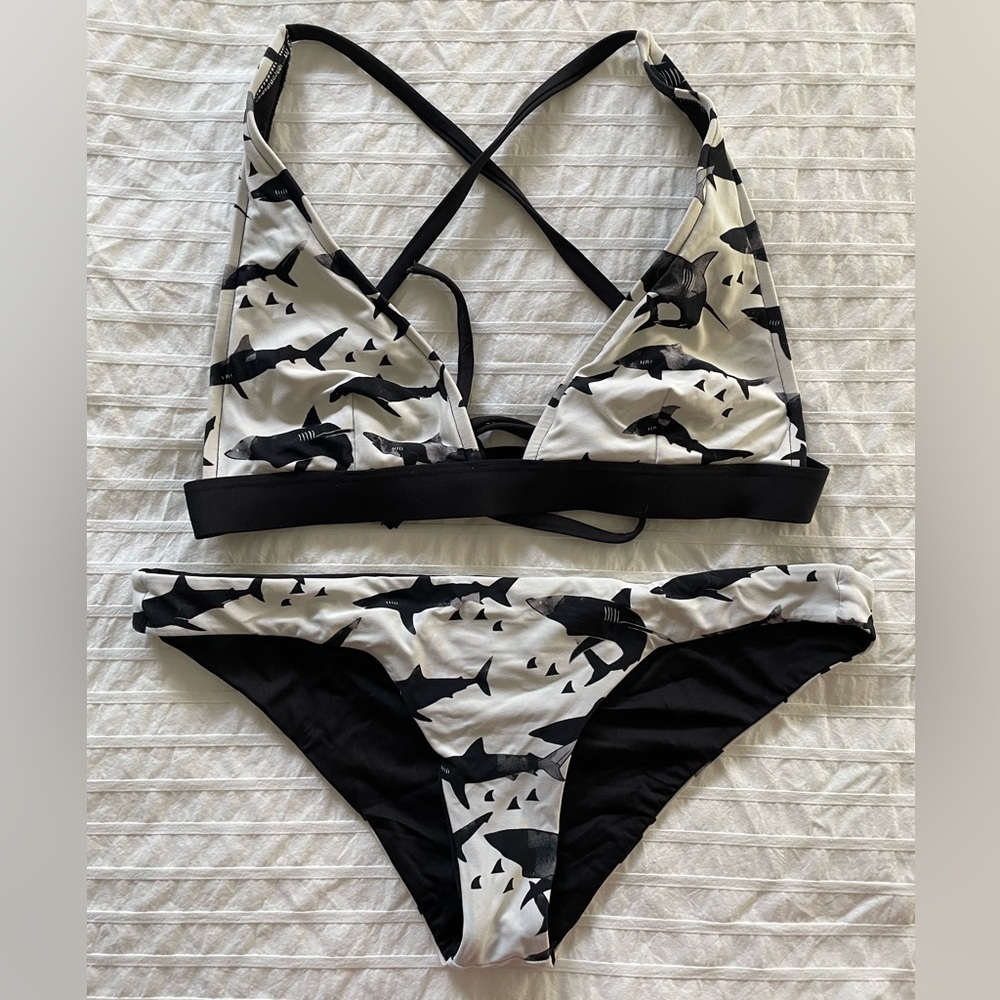 RIP CURL -Single Fin Halter Bikini Top with matching bottoms.